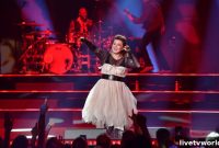 Kelly Clarkson Brings Her Kids on Stage in Vegas to Perform
