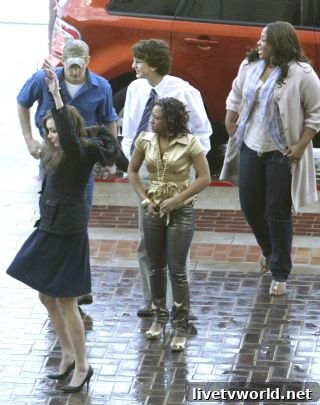 Contestants arriving by car at Pasadena City Hall